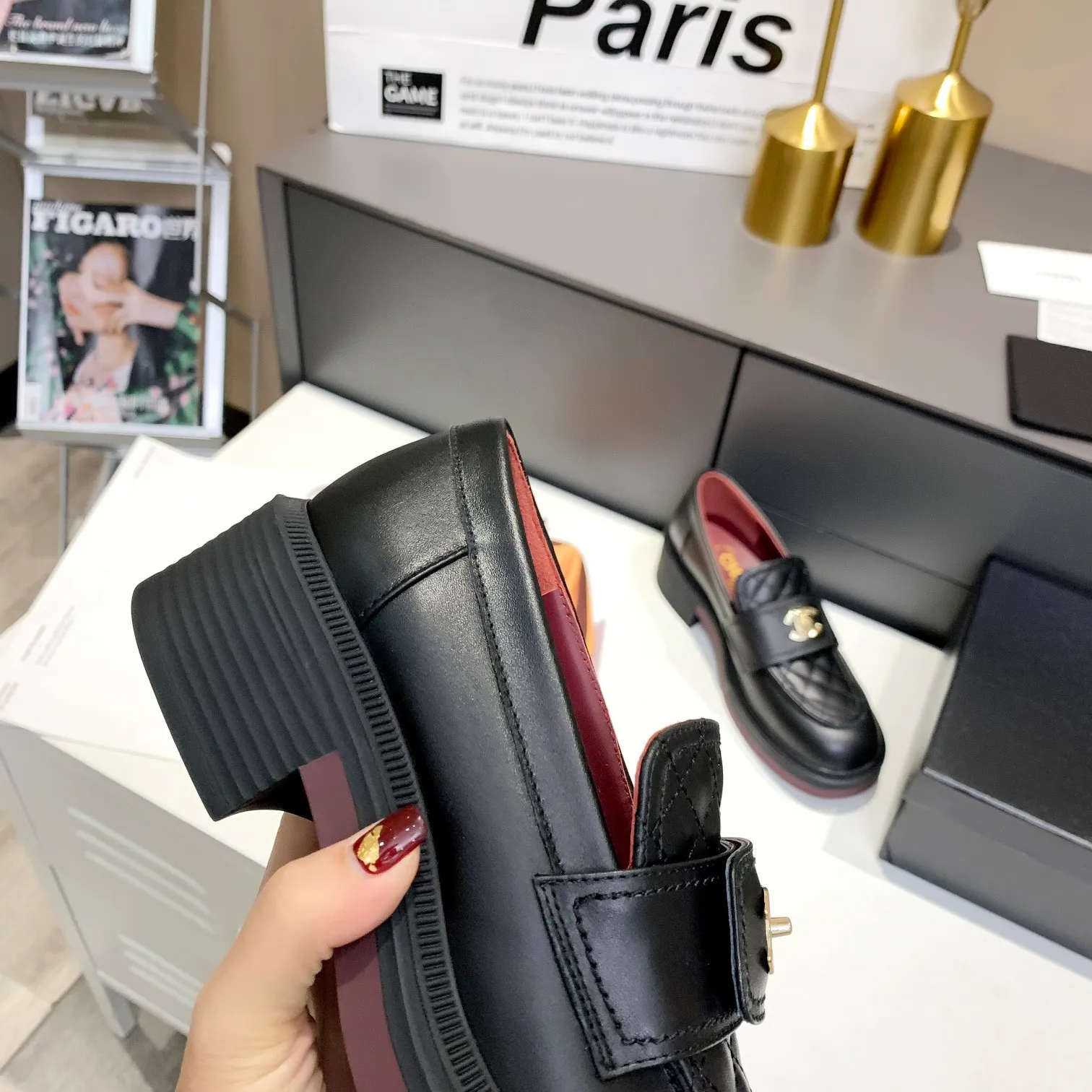 👟👟Ex-factory price 480👟👟 Chanel's 2023 autumn and winter new style, this year's most popular loafers, the one that Xiaohongshu is crazy about growing grass, the schoolbag buttons are super beautiful, the shoe shape is versatile, the heel height is 5cm, and it is an absolute long-leg artifact! Classic black, bought at yyds counter for 8100! ! The counter is made of original customized calfskin, two-color T👟👟 ex-factory price U outsole, and original molded hardware buckle. Code number 35-40 (40 41 customized, non-returnable)